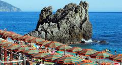 scoglio-umbrellas-sea-water-beach-925892.jpg