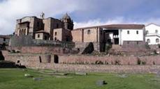 Iglesia_española_sobre_el_Templo_del_Qoricancha,_Cusco,_Perú.jpg