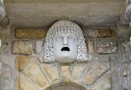 Masque 2 porte du Baptistère Fontainebleau.jpg