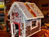 gingerbread-house-boys-72491.jpg