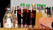 bar-counter-alcohol-serving-910533.jpg