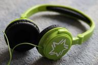 headphones-green-listen-to-music-641186.jpg