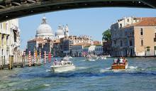 venice-travel-tourists-vacation-1038111.jpg