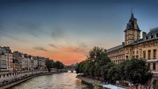 Paris_sunset_from_the_Pont_Saint-Michel.jpg