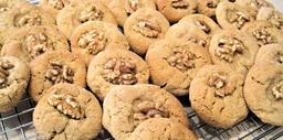 cookies-honey-walnut-baked-sweet-672973.jpg