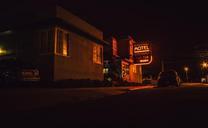 motel-sign-street-road-night-923495.jpg