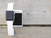 iphone-iwatch-smartphone-smartwatch-1021299.jpg