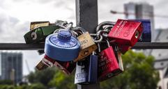 padlocks-frankfurt-castle-1009021.jpg