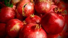 pomegranate-pomegranates-red-946118.jpg