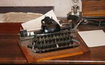 typewriter-old-antique-nostalgia-20157.jpg