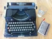 typewriter-desk-leave-office-512149.jpg