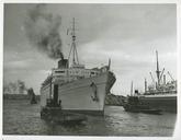 RMS_CARONIA_berthing_at_Woloomooloo,_Sydney_Harbour.jpg