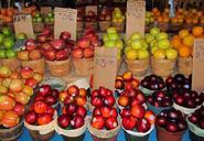 farmers-market-apples-plums-382957.jpg