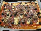 pizza-olives-pizza-topping-tomatoes-604290.jpg