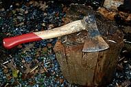 ax-hatchet-block-wood-chips-367473.jpg