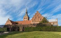 Sankt Knud cathedral side view Odense Denmark.jpg