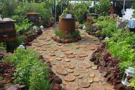 Circular_wooden_garden_path,_Singapore_Garden_Festival.jpg