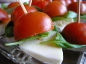 tomatoes-mozzarella-basil-food-yum-207337.jpg