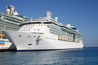 cruise-ship-royal-caribbean-500398.jpg