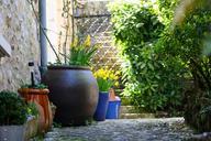 courtyard-pots-courtyard-garden-716726.jpg