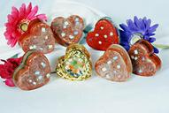 daisy-stone-hearts-decor-flowers-1445842.jpg