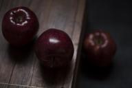 apples-fruit-table-macro-fresh-984073.jpg