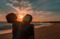 happy-people-beach-galicia-backlight-1014943.jpg