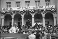 President_Ford_during_a_campaign_stop_-_NARA_-_7027915.jpg