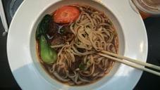 noodles-beef-bath-surface-688734.jpg