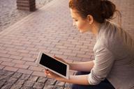 tablet-computer-woman-reading-690032.jpg