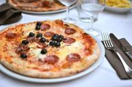 pizza-food-pepperoni-black-olives-698635.jpg